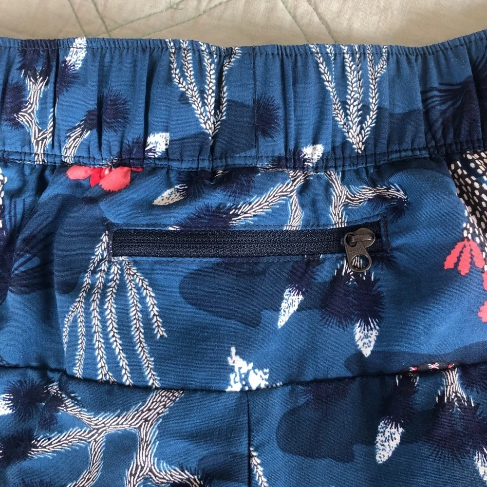 North Face Shorts - Picture 4 of 8